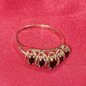 Elegant Gold and Black Women's Ring